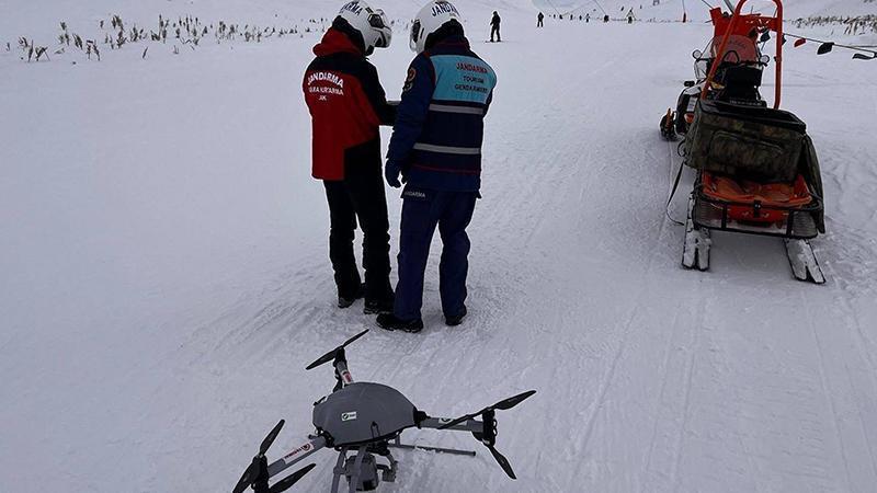 Çığ bölgesinde kayak yapan ve kask takmayan 12 kişi dron kamerasıyla tespit edildi