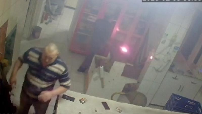 Arnavutköy'de şarja takılı telefon alev alınca camdan aşağı attılar