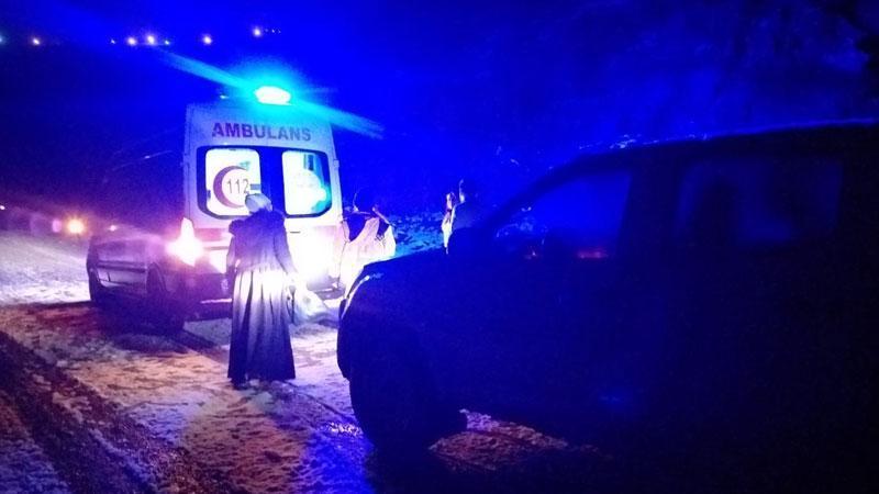 Ekipler kardan kapanan mezranın yolunu açtı, rahatsızlanan anne ve oğlu hastaneye ulaştırıldı