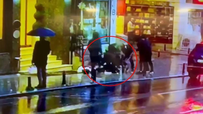 Fatih'te 5 kişi yolda karşılaştığı husumetlisini sopalarla darbedip bıçakladı