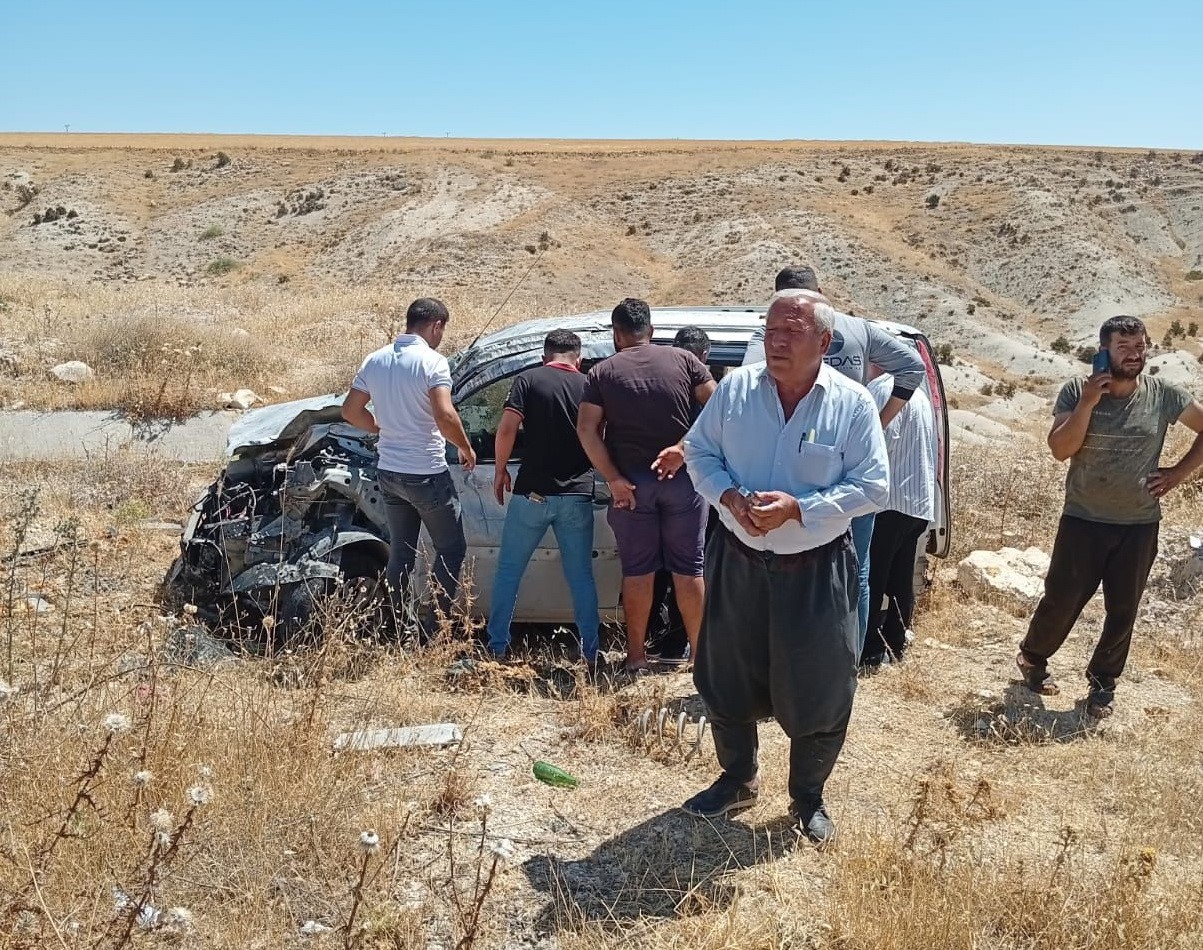 Hafif ticari araç şarampole yuvarlanarak takla attı