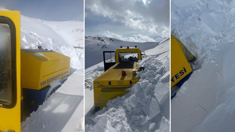 İş makinesinin üzerine çığ düştü, operatör son anda kurtuldu