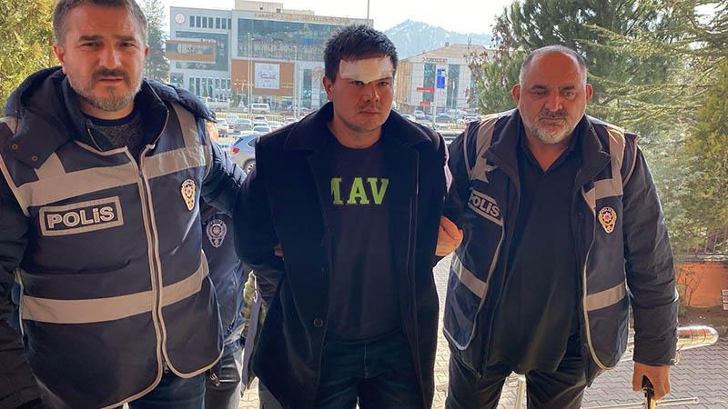 Kardeşi ve yengesini öldüren şüpheliyi bindiği taksinin şoförü yakalatmış