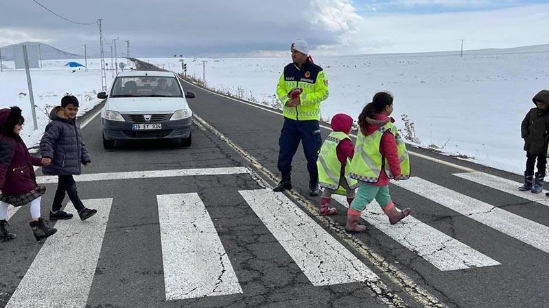 Kars'ta, jandarmadan köylerdeki ilkokul öğrencilerine uygulamalı trafik eğitimi