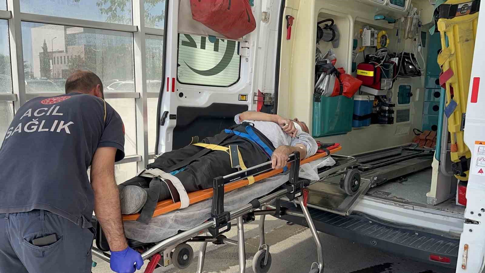 Minibüs yaya çarptı: 1 yaralı