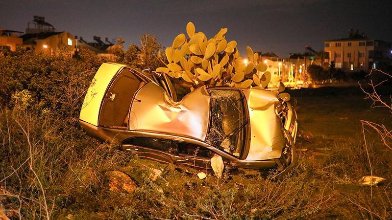 Otomobil metrelerce sürüklenip, ağaca çarptı; polis memuru öldü