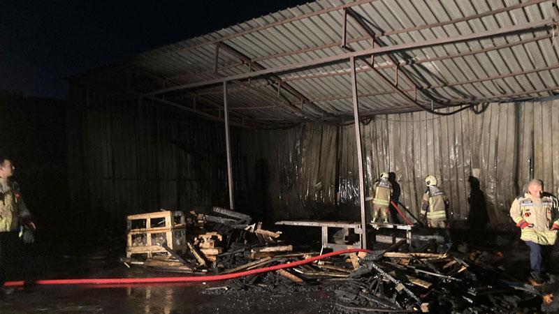 Palet fabrikasındaki yangın 2 saatte söndürüldü