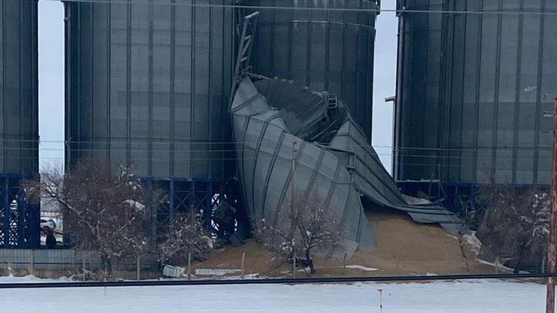 Silo çöktü, tonlarca buğday yere döküldü