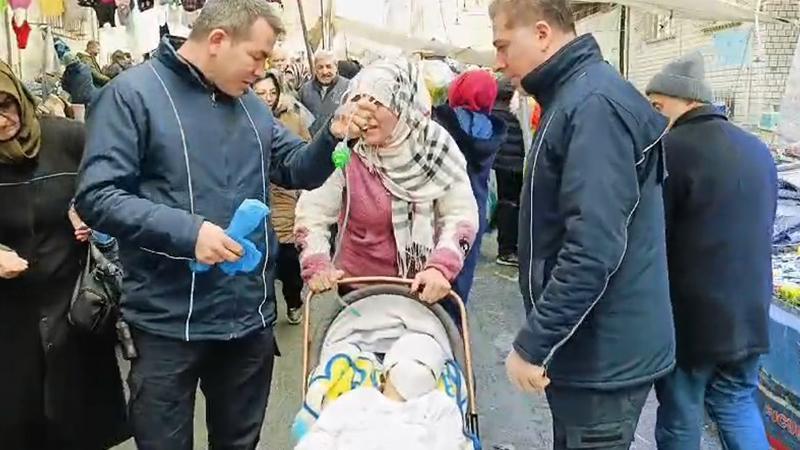 Sultangazi'de sahte serum hortumu ile dilencilik yapan kadını zabıta yakaladı